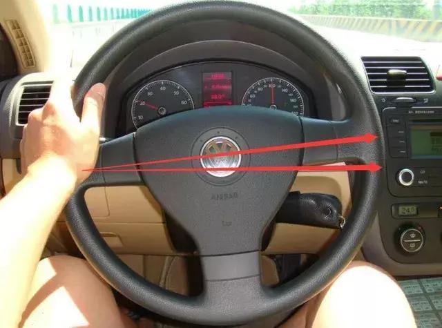 汽车做了定位为什么方向盘不正 四轮定位做了方向盘往左边歪