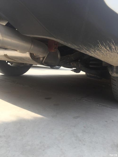 车尾气漏水是为什么 排气管中间漏水要修吗