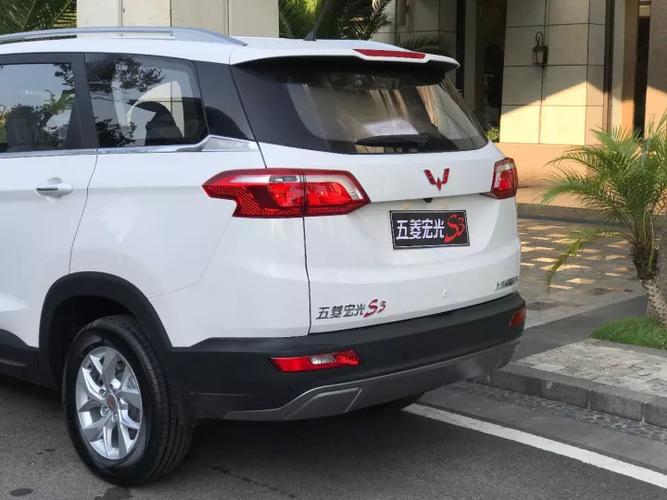 五菱宏光suv7座(7座SUV相对于五菱宏光有哪些优势)