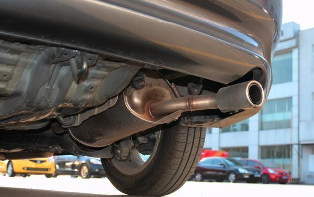 车子排气管为什么会有水 为什么汽车排气管会出水