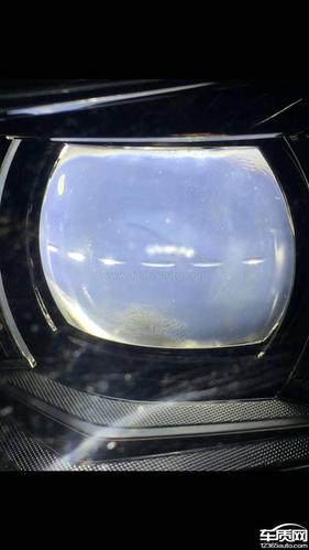 大灯透镜为什么发白(汽车大灯表面有一层白的怎么处理)