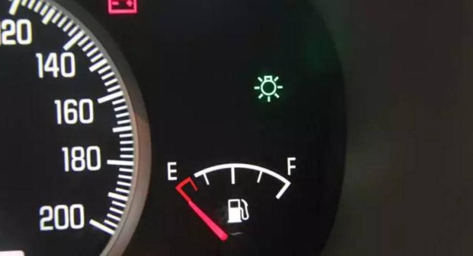 汽车油箱加满为什么不掉 为啥油箱满了油表不动呢