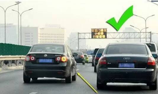 驶离停车地点为什么打左转向灯？靠边停车转向灯弹回要补上吗