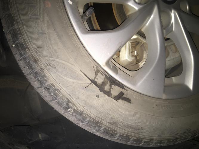 右车轮为什么会出现漏油 汽车右前轮下有漏油是啥问题