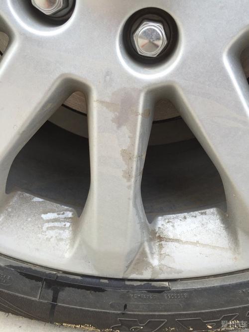 右车轮为什么会出现漏油 汽车右前轮下有漏油是啥问题