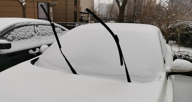 雪天为什么要竖起雨刷，如何把雨刷立起来