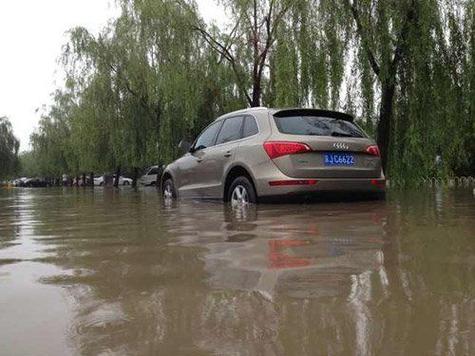 雨天汽车为什么会带起积水(公墓雨天积水)