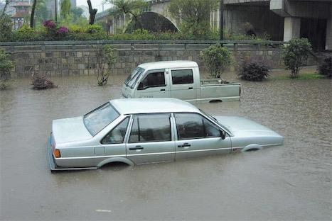 雨天汽车为什么会带起积水(公墓雨天积水)