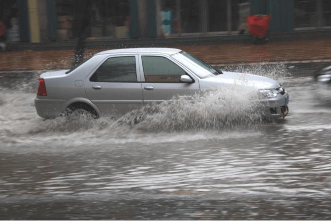 为什么水面高于汽车排水管也没事？汽车过水多深会对车伤害