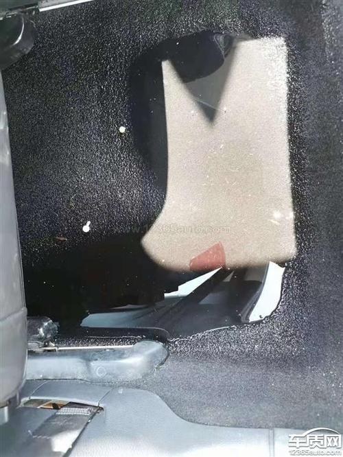 为什么车会进水?汽车主驾驶脚垫下面全是水