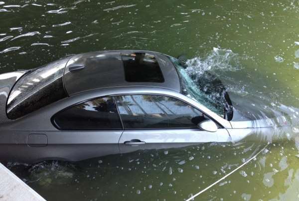 轿车掉进水里为什么不能开车门 车掉进水里车门打得开吗