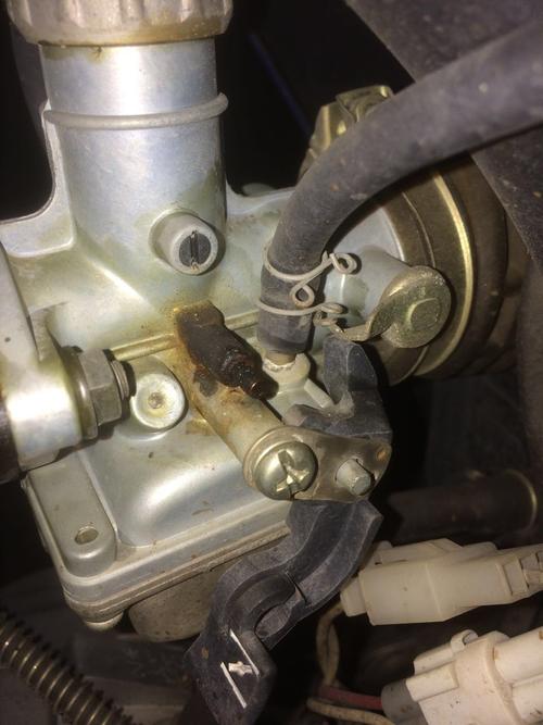 摩托车化油器为什么会漏油，摩托车化油器底部管子漏油