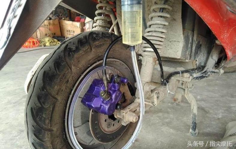 为什么摩托车后刹车都是单活塞,踏板摩托车刹车技巧