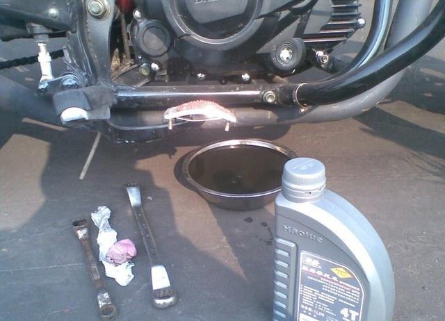 摩托车机油为什么会变黑(怎么判断机油该换了)