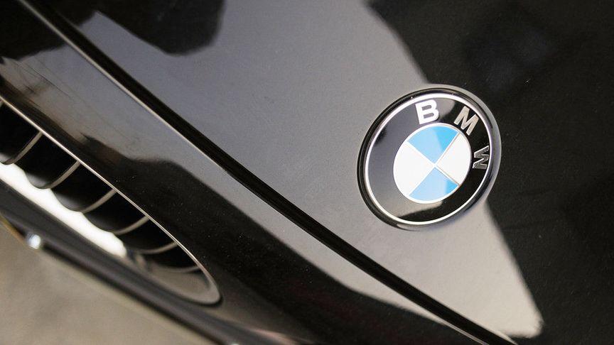 bmw三个字母含义 宝马LOGO上“BMW”三个字母的含义