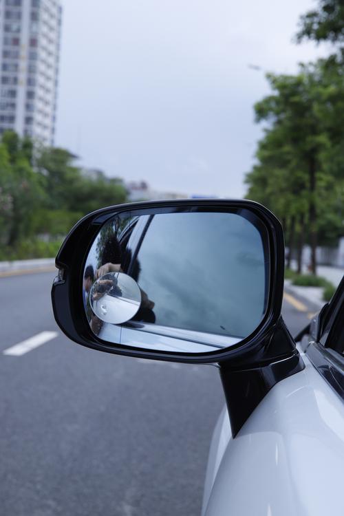 汽车后视镜小圆镜 看到有些汽车倒车后视镜中有小圆镜是什么东西有什么用