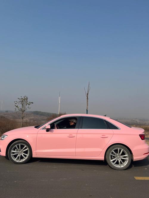 奥迪新款女士车粉色(奥迪粉色的一款女士车)