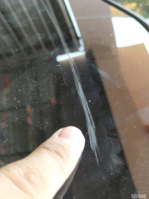 汽车玻璃划痕怎么修复(汽车前挡玻璃有划痕怎么处理修复)