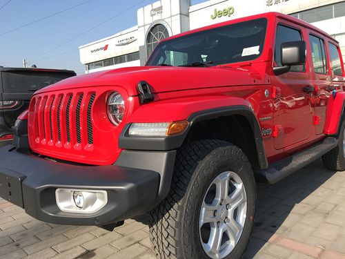 jeep红色越野车(红色越野,这车多少钱什么型号速求!!!)