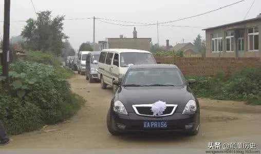 两个汽车品牌丧葬（两辆车一个牌子打一成语）